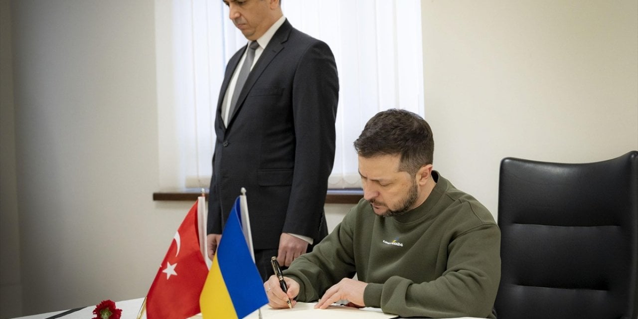 Zelenskiy, Türkiye'nin Kiev Büyükelçiliğinde taziye defterini imzaladı