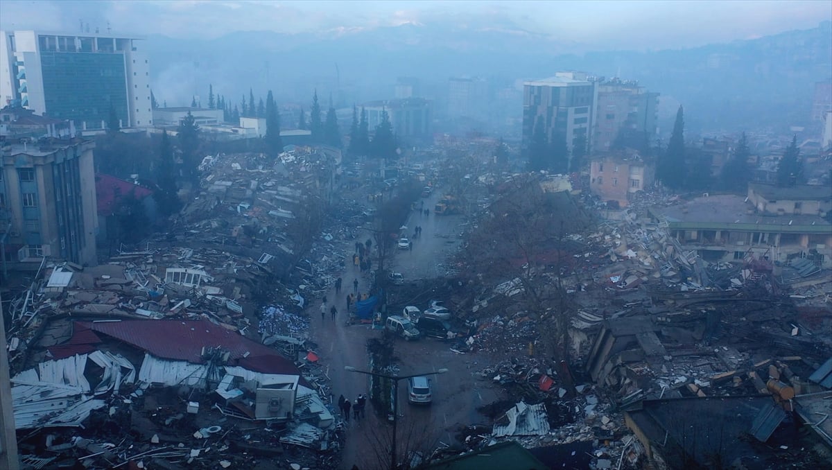 Hollanda'daki Türkler, sattıkları yemeklerin gelirini depremzedelere gönderiyor