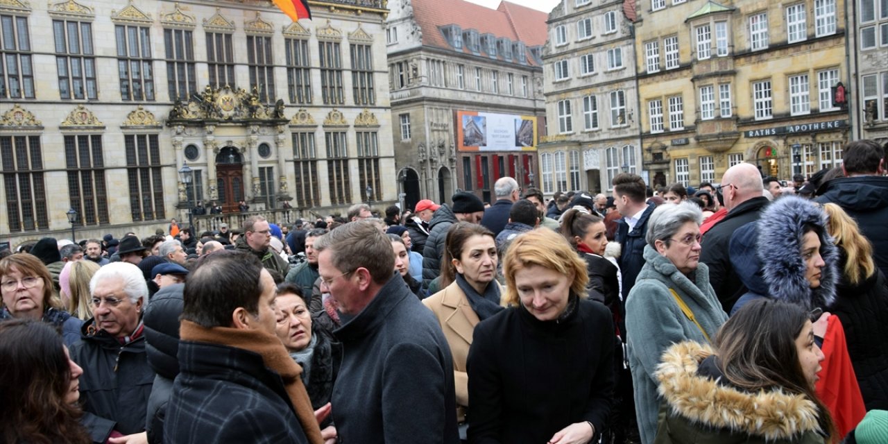 Bremen'de depremde hayatını kaybedenler için bir dakikalık saygı duruşu
