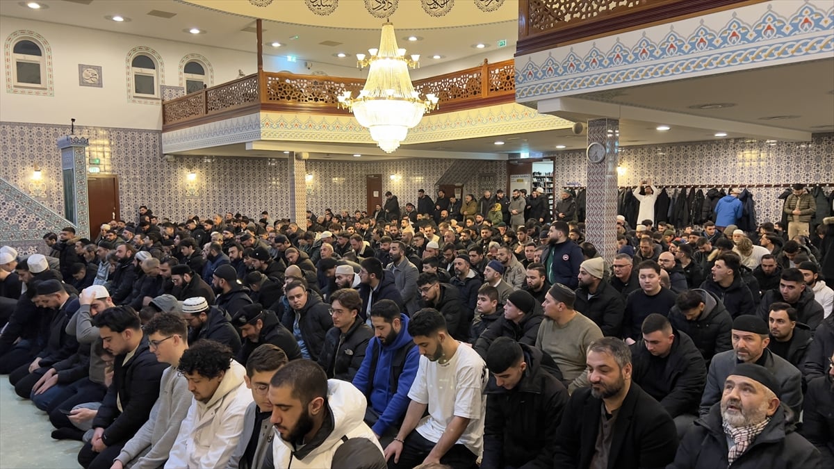 Hollanda’da "asrın felaketi"nde yaşamını yitirenler için gıyabi cenaze namazı kılındı