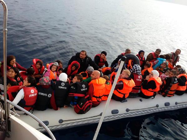 Maskierte Unbekannte greifen Flüchtlingsboote an