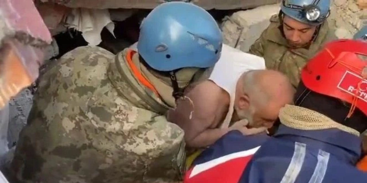 Enkazdan ağzında sigarayla çıkan adamın yürek burkan hikayesi