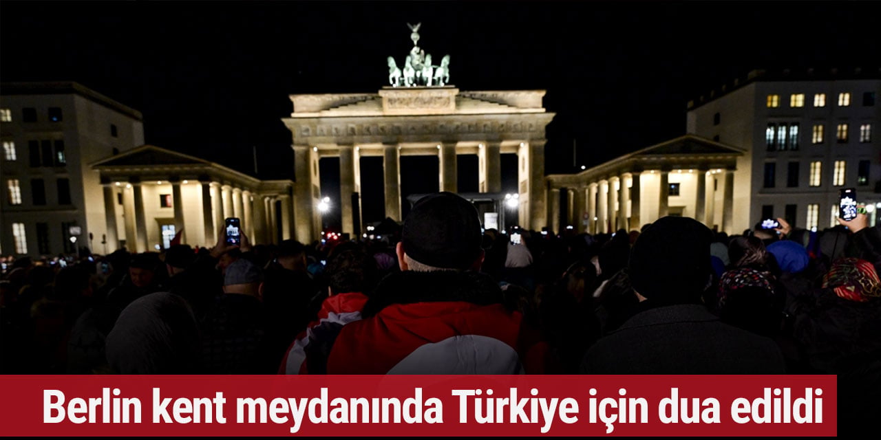 Berlin kent meydanında Türkiye için dua edildi
