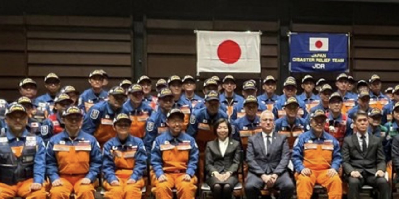 Japonya'da gurbetçiler, Türkiye'den dönen Japon arama kurtarma ekibini alkışlarla karşıladı