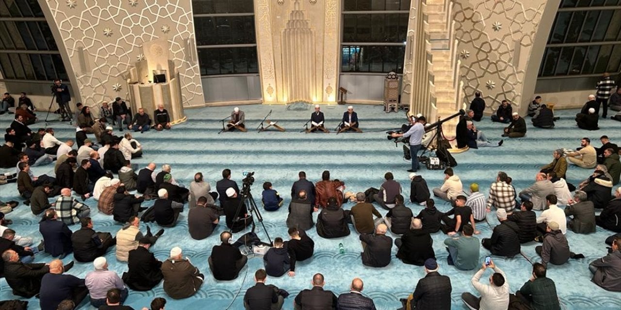Almanya'da Miraç Kandili nedeniyle düzenlenen programlarda depremzedeler için dua edildi