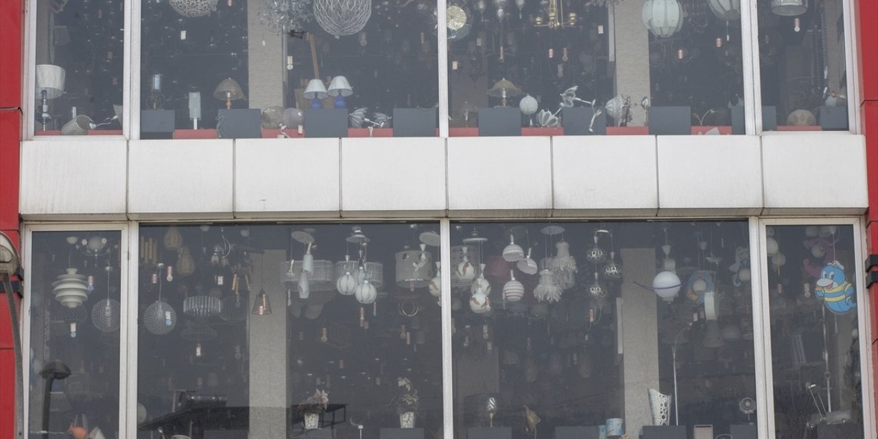 Avize mağazası depremde ayakta kalmayı başardı