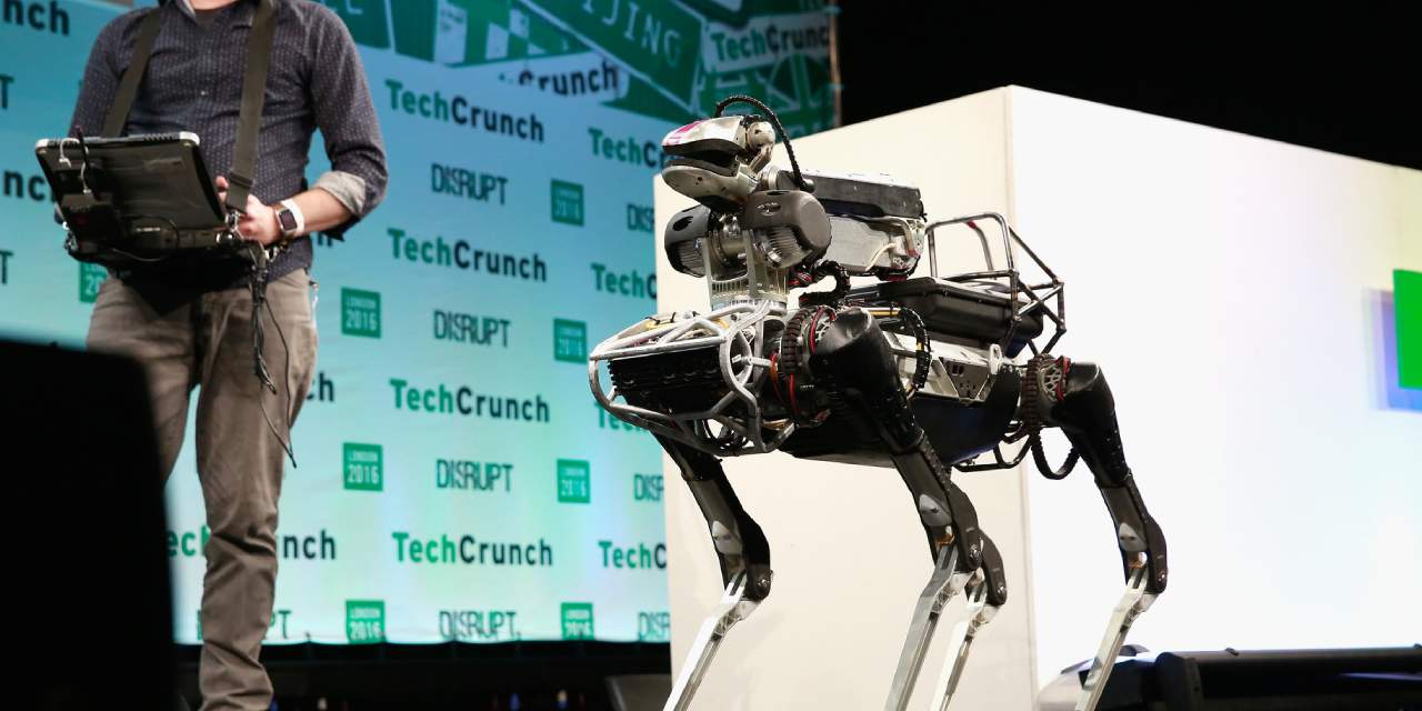 Robotik Köpek Spot, İlk Kez İnsanların Yüzüne Tükürdü!