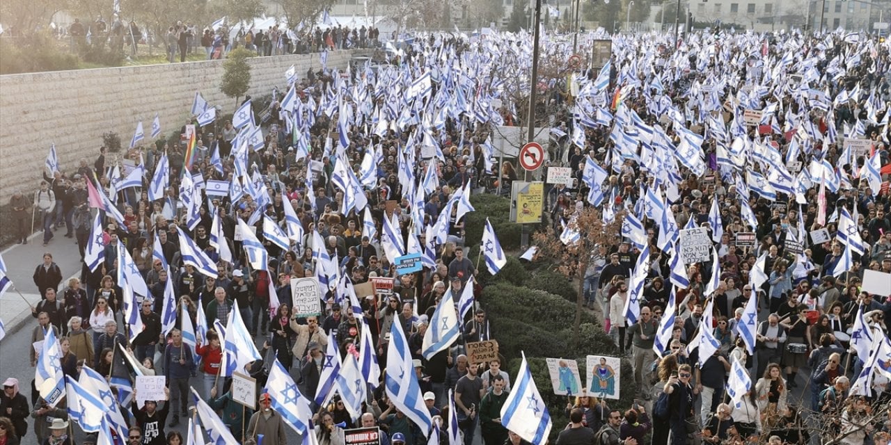 On binlerce İsrailli, Netanyahu'nun tartışmalı yargı düzenlemesini Meclis önünde protesto etti