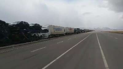 TIR şoförleri İran'ın akaryakıt uygulamasına ve 15 kilometrelik kuyruğa isyan etti
