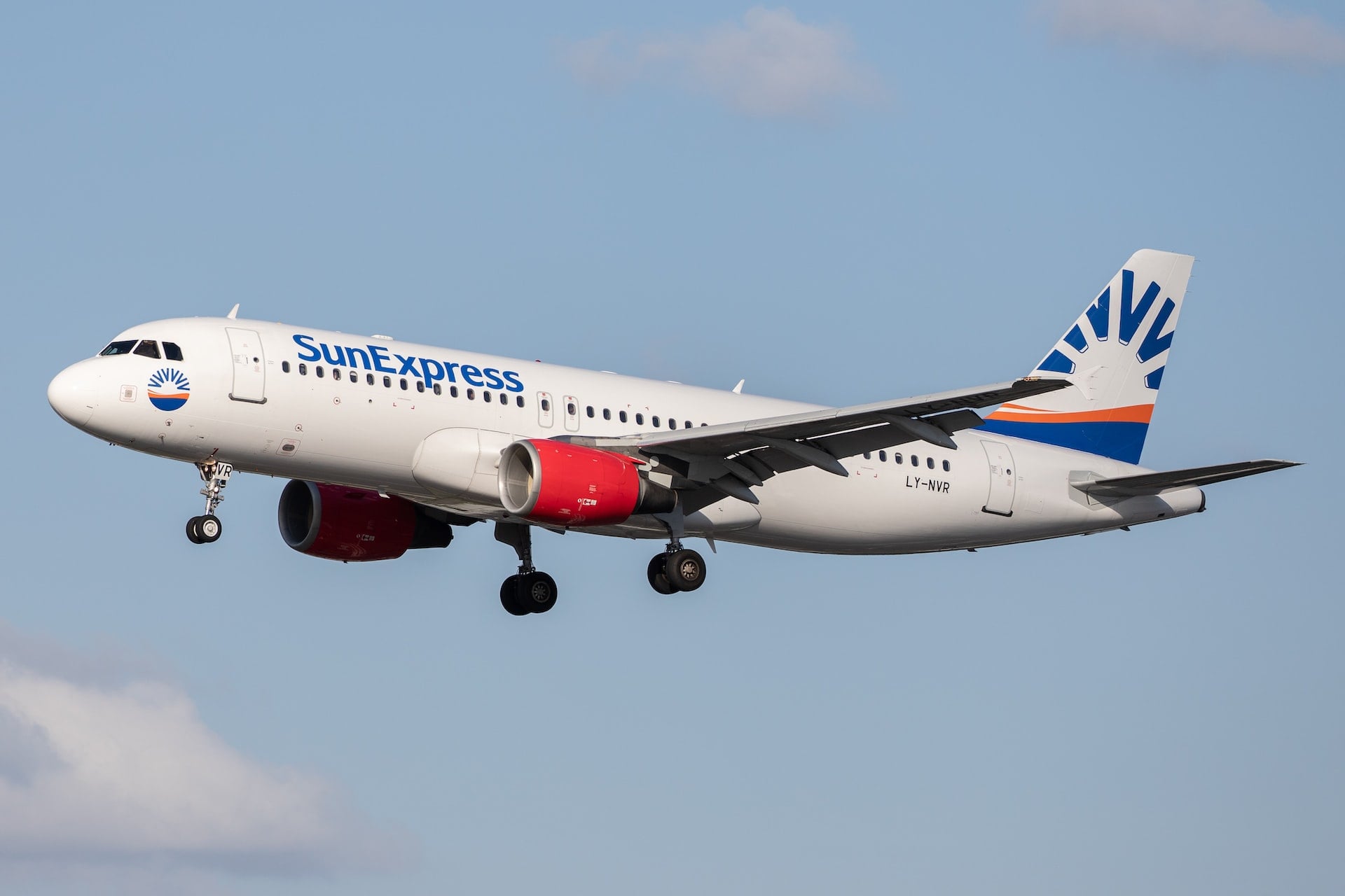 SunExpress'in Almanya’dan giden yardımları taşıyan ilk kargo uçağı Türkiye'de