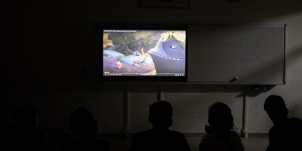 Kahramanmaraş'ta depremzede çocuklar çizgi film izleyerek moral buldu