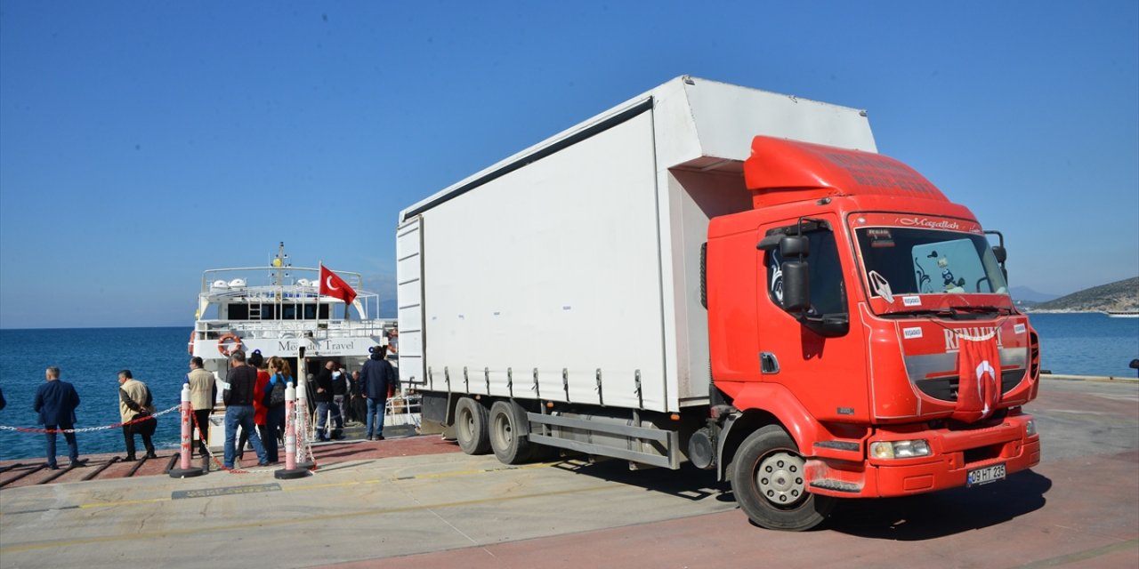 Yunanistan'ın Sisam Adası'ndan gelen yardım malzemeleri deprem bölgesine gönderildi