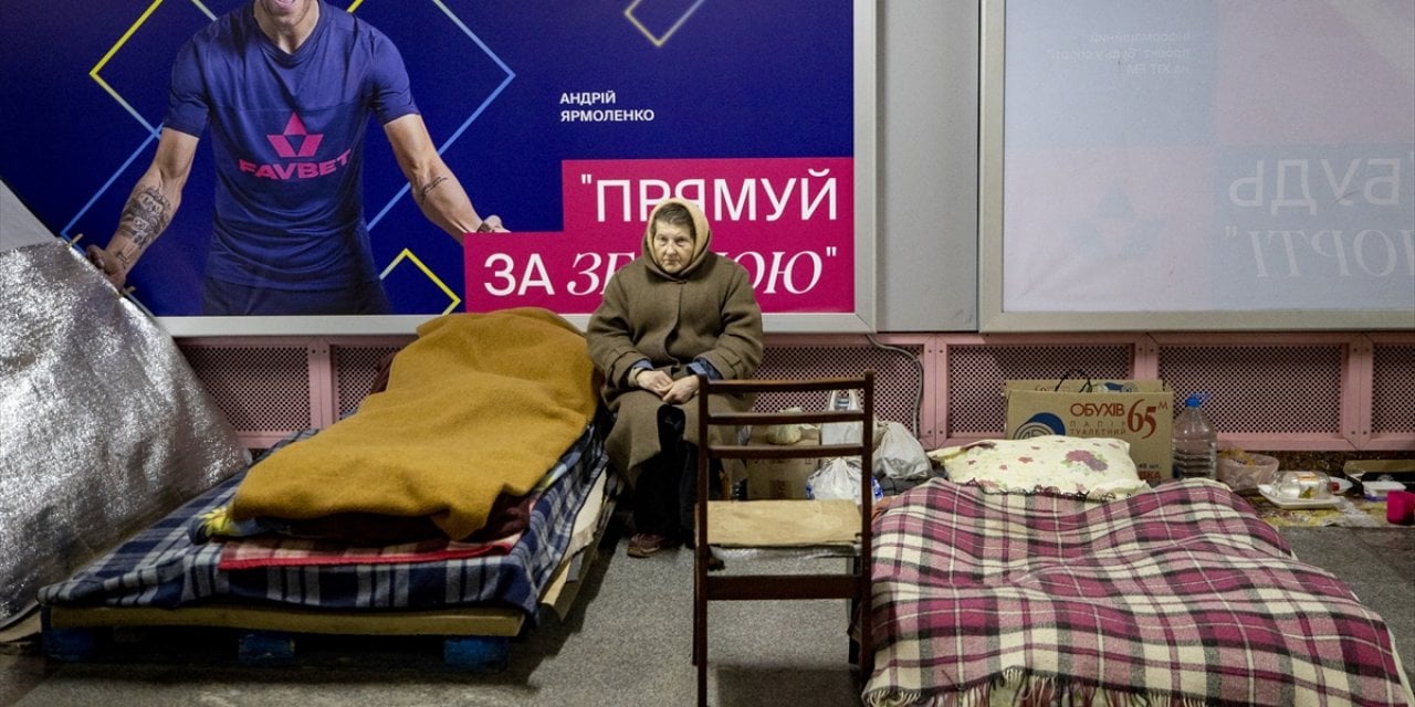 Ukrayna'da bazı insanlar savaş nedeniyle bir yıldır metro istasyonlarında yaşıyor