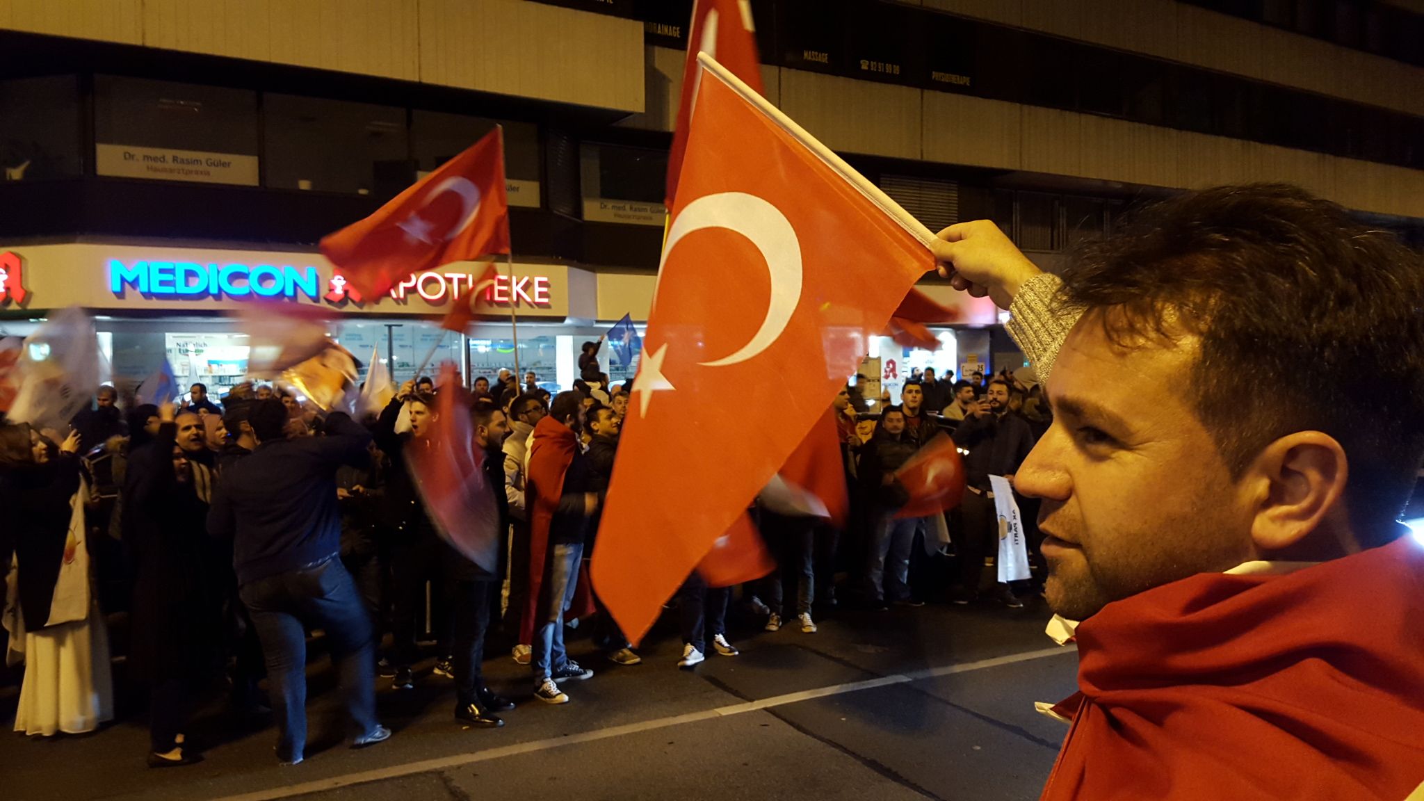 AK Parti destekçileri, Avrupa'da konvoylar oluşturdu