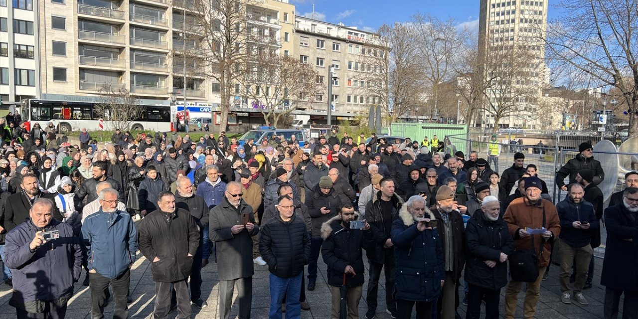 Köln'de Türk ve Almanlar Türkiye'deki deprem mağdurları için bir araya geldi