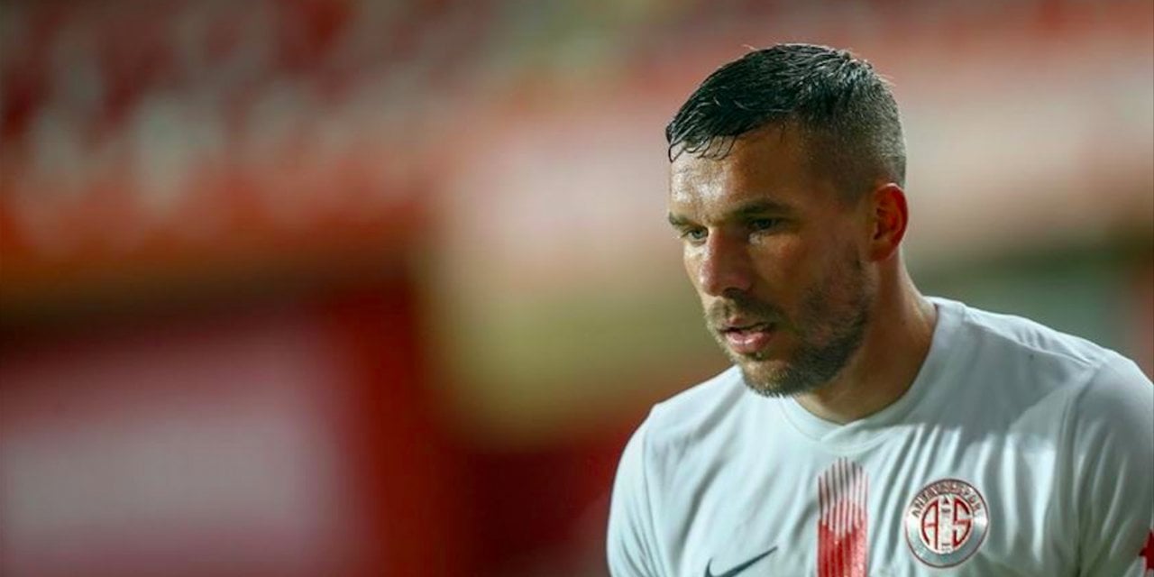Lukas Podolski'den depremzedeler için bağış