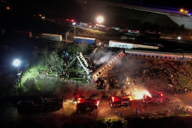 Yunanistan’da yük treni ile yolcu treni çarpıştı: 32 ölü