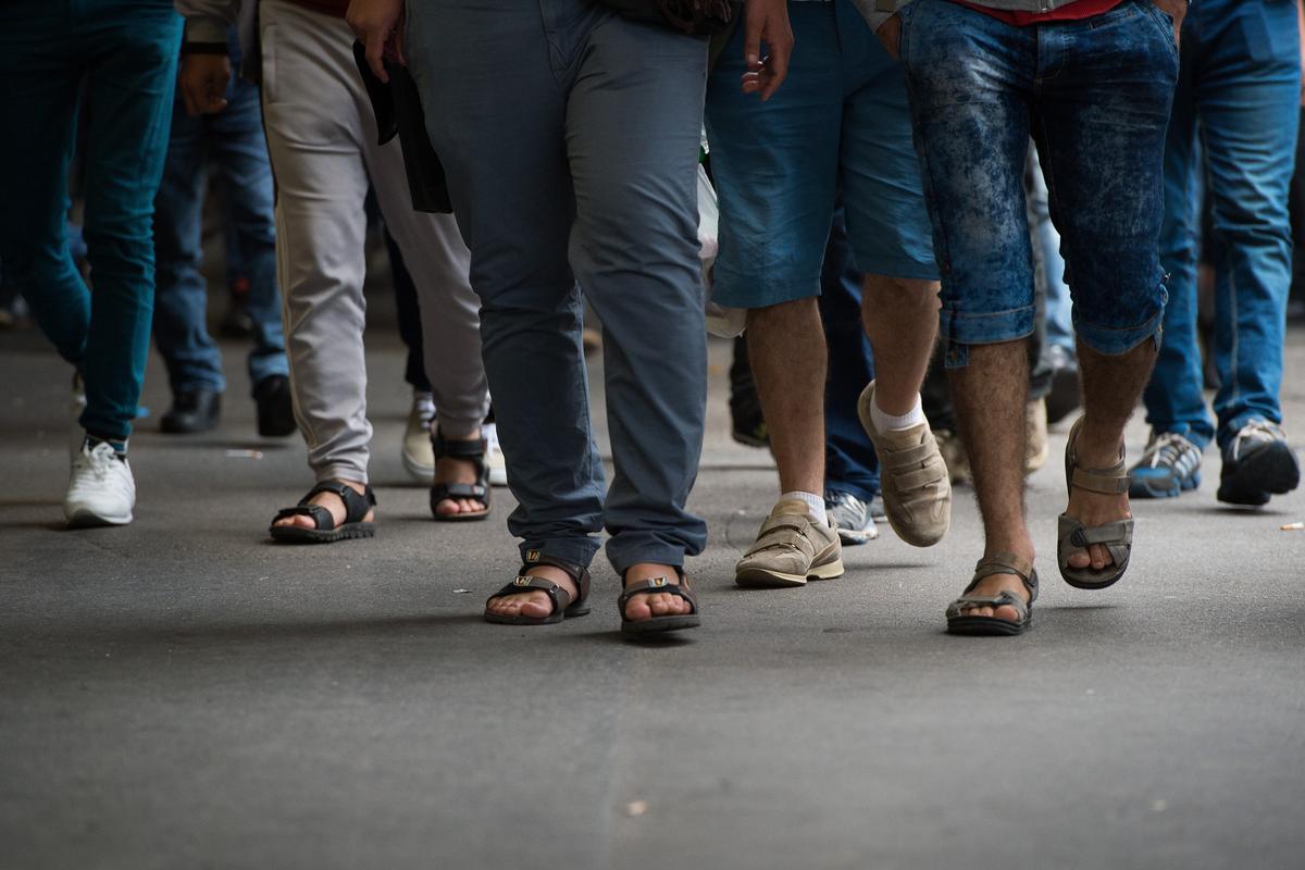 Sınırda bisikletli iltica başladı