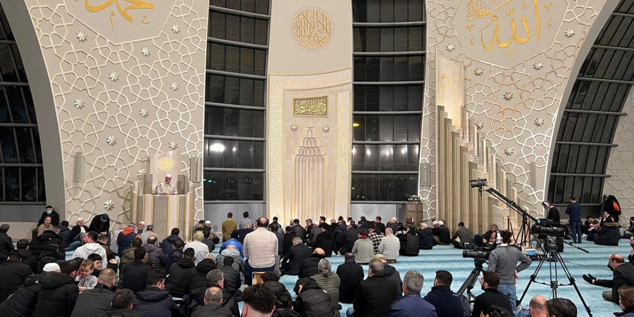 Almanya'da Berat Kandili programında depremzedelere dua edildi