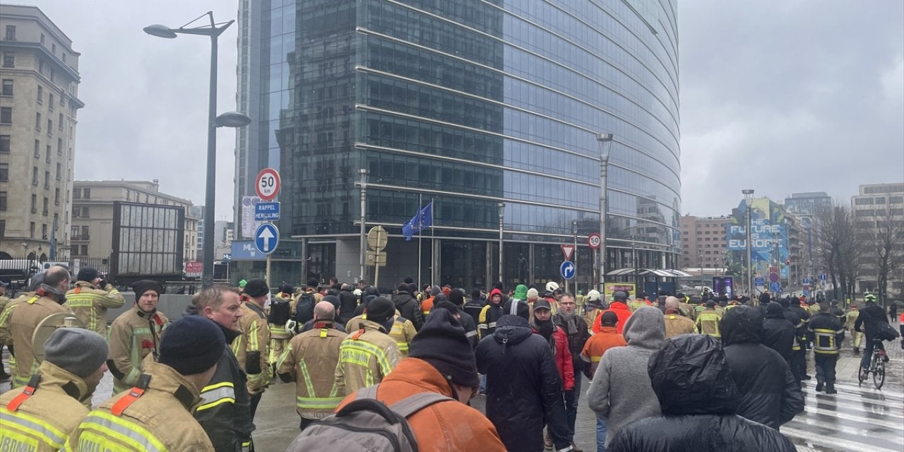 Brüksel'de itfaiyecilerden protesto