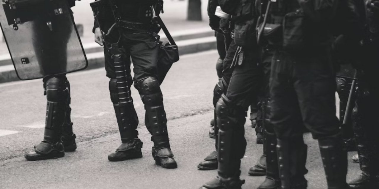 Fransız polisi sığınmacıların eşyalarına göz yaşartıcı gaz sıktı