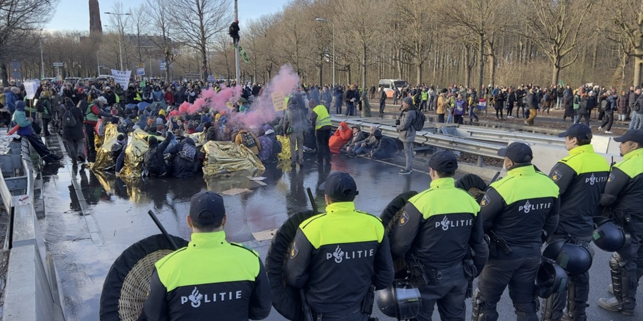Hollanda'da çevrecilere tazyikli su ile müdahale