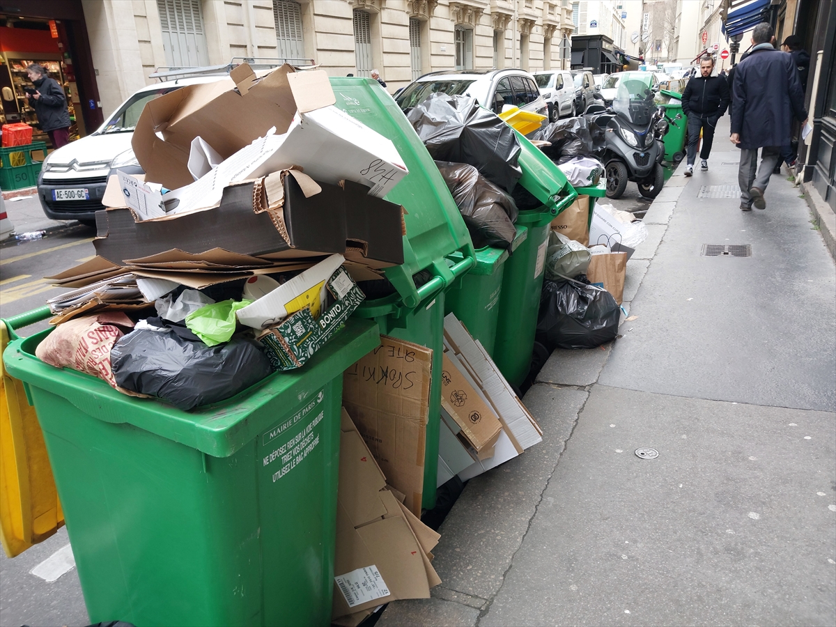 Paris sokaklarında biriken çöplere ilişkin belediyeye ihtarname gönderildi