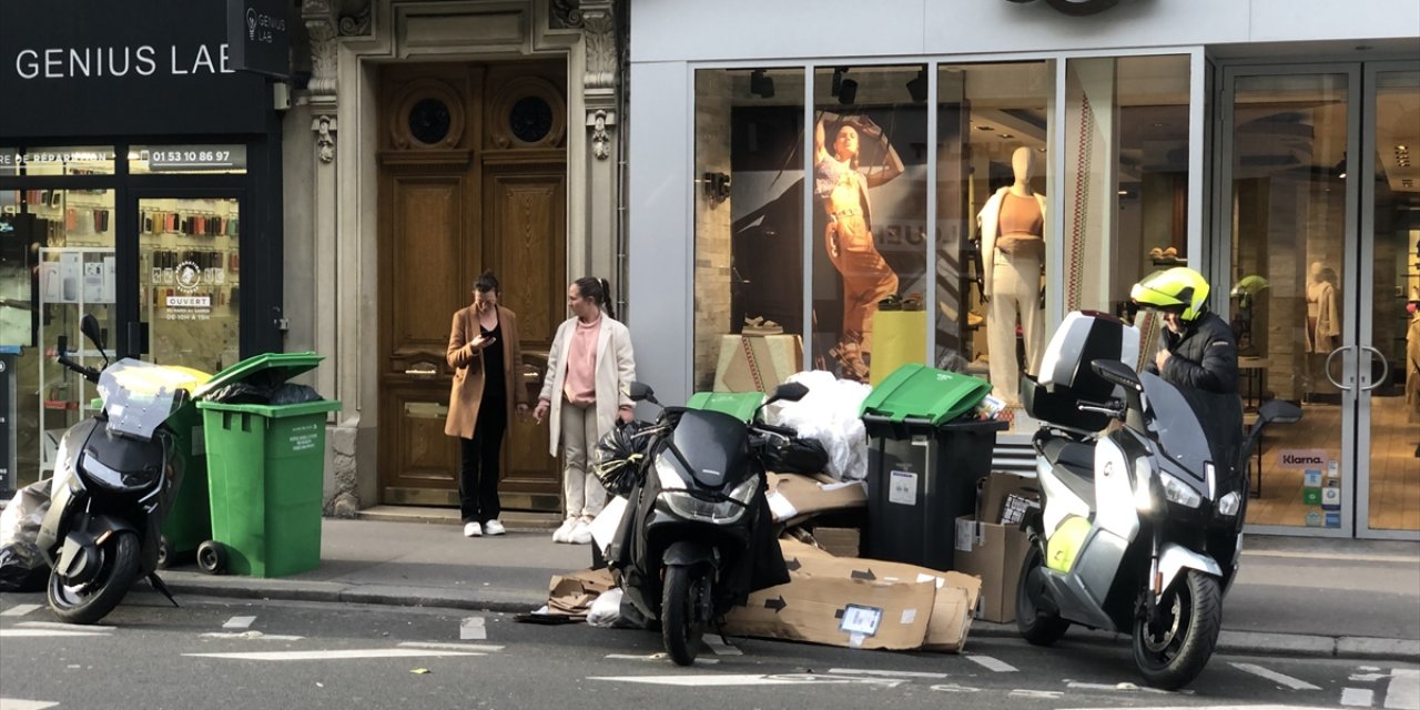 Paris sokaklarında çöp yığınları gündelik hayatın bir parçası haline geldi