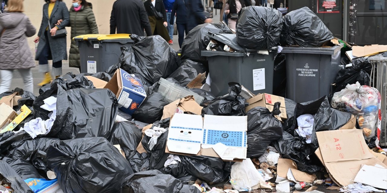 Paris'te grev yüzünden sokaklarda 10 bin ton çöp yığıldı
