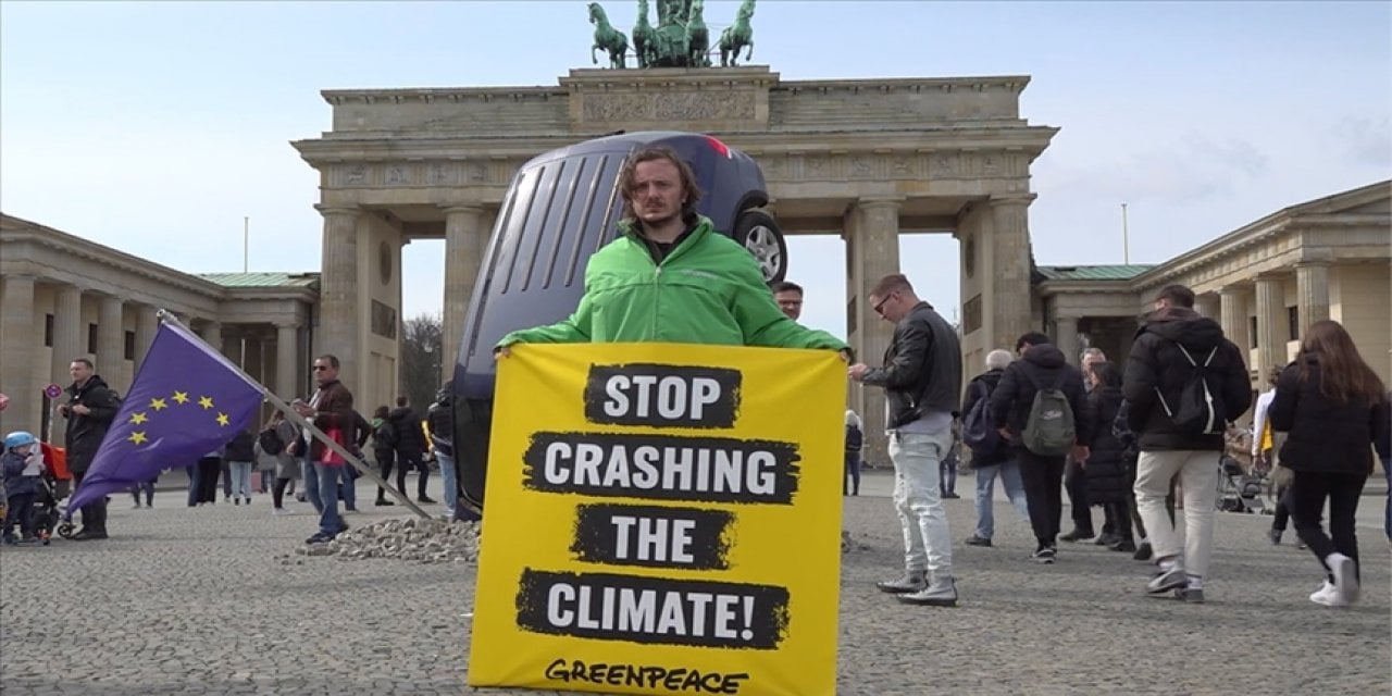 Greenpeace'ten Alman hükümetine 'motor' protestosu