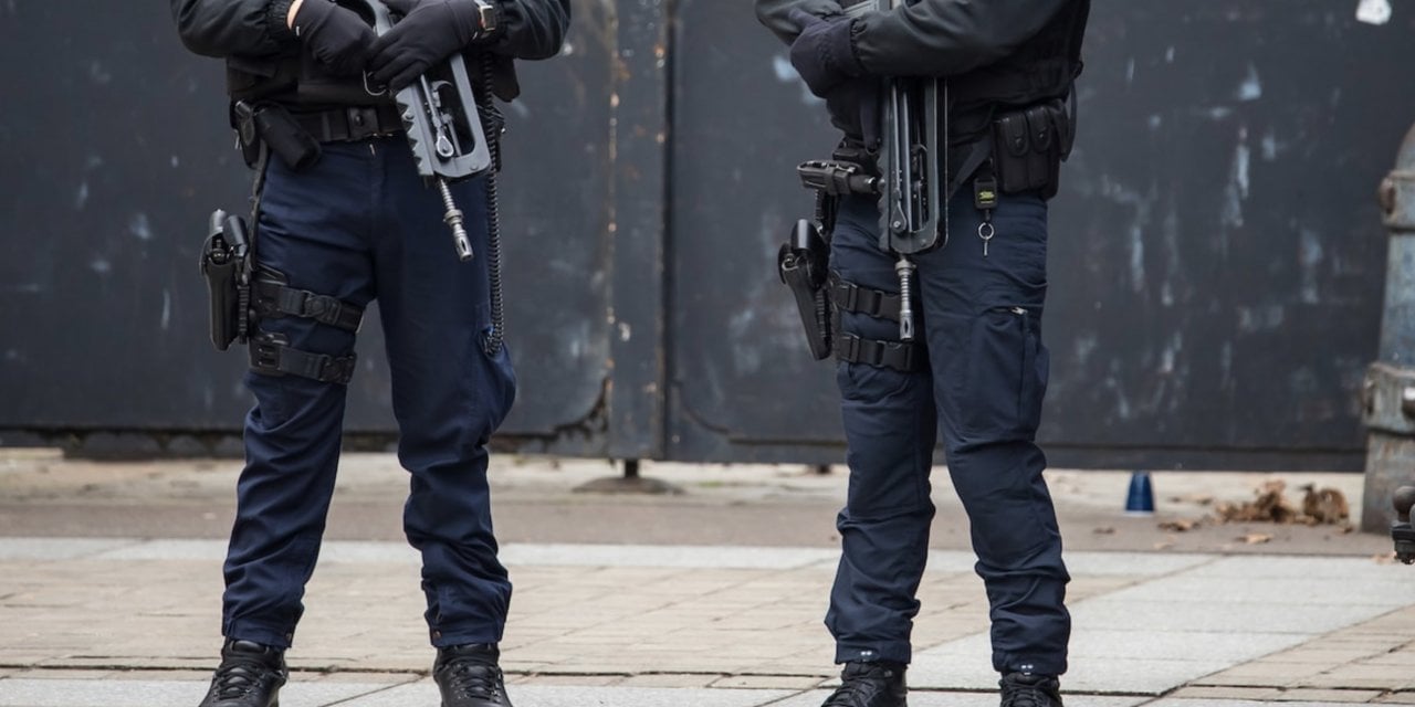 Paris'te polis protestocuları tehdit etti