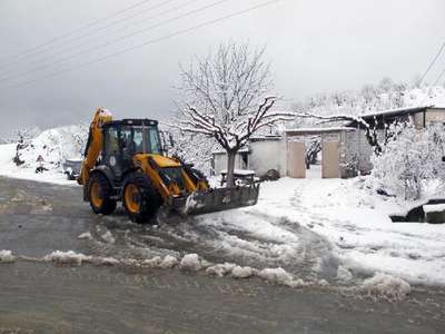 Turgutlu'da kar bazı mahallelerin yolunu kapadı (2)