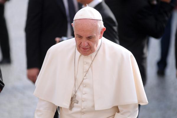 Papa: Paraya bağlı yaşayan din adamları beni üzüyor
