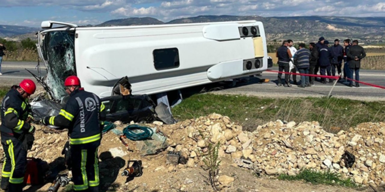 Denizli'de feci kaza: Alman turistlerin olduğu minibüsle otomobil çarpıştı...