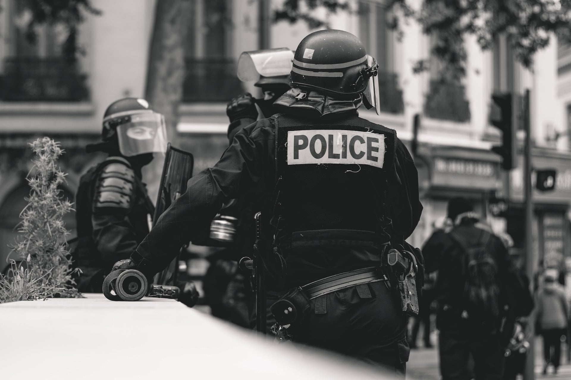 Fransa'da gösteri sırasında protestocunun pantolonunu çıkardığı öne sürülen polise soruşturma
