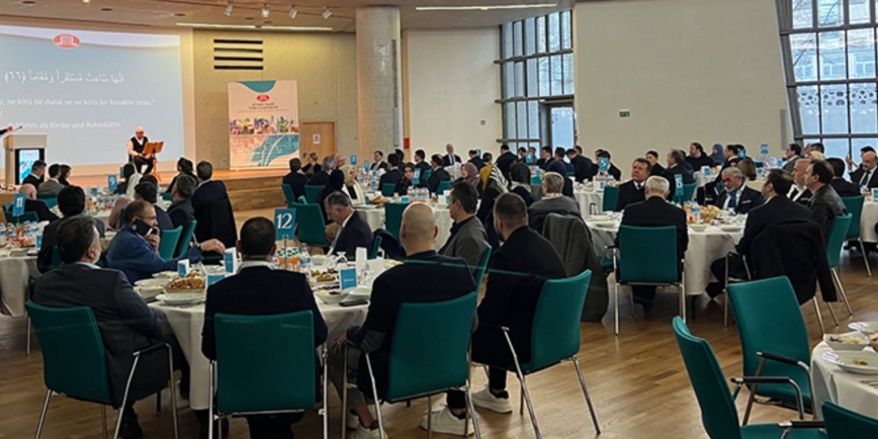 Köln'de Türkler ve Almanlar birlikte iftar yaptı