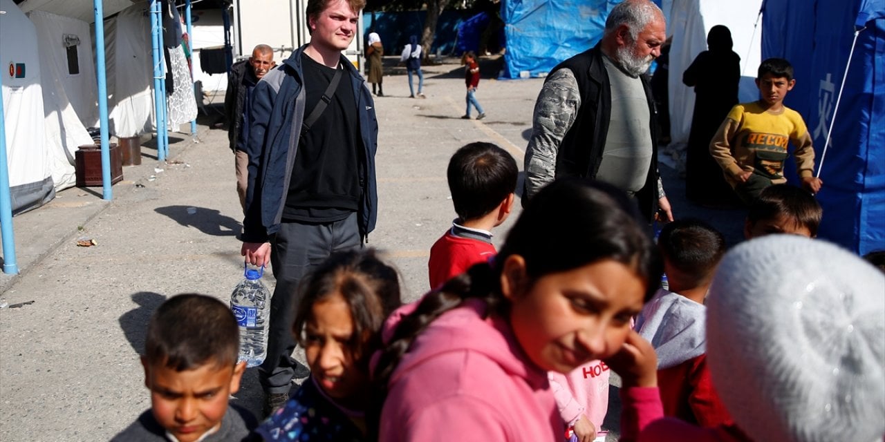 Alman genç kilometrelerce uzaktan depremzedelerin yardımına koştu