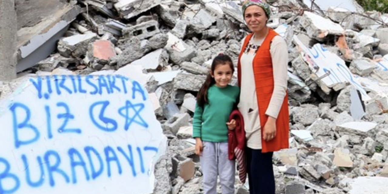 Hataylı kadın hasarlı evinin önünden ayrılmıyor