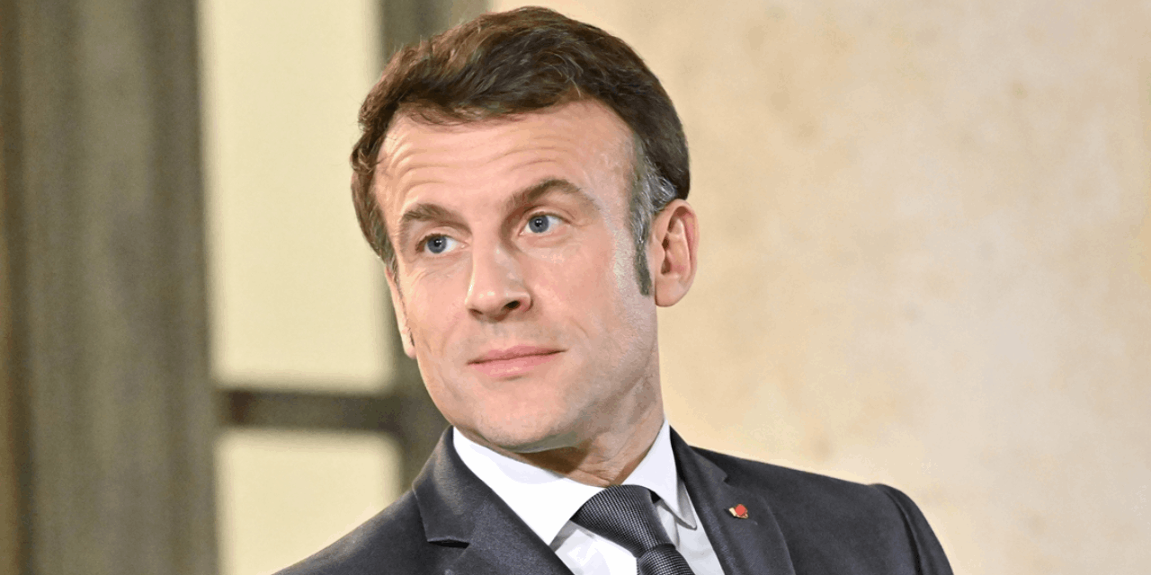 Hollanda'da göstericiler Macron'un konuşmasını böldü