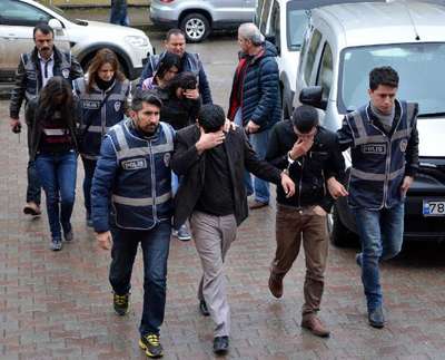 Hırsızlıktan aranan 5 kişi hız kontrolünde yakalandı
