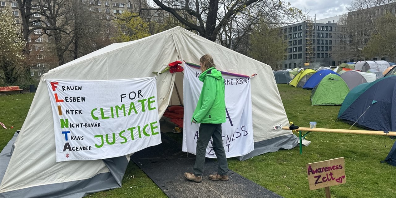Berlin'de çevrecilerden kamplı eylem