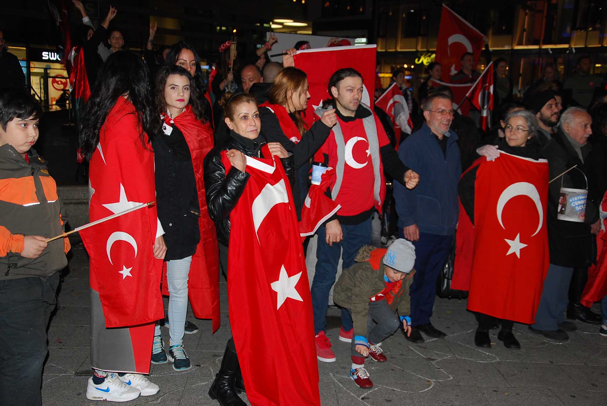 Hauptwache Meydanı'nda Atatürk'ü andılar