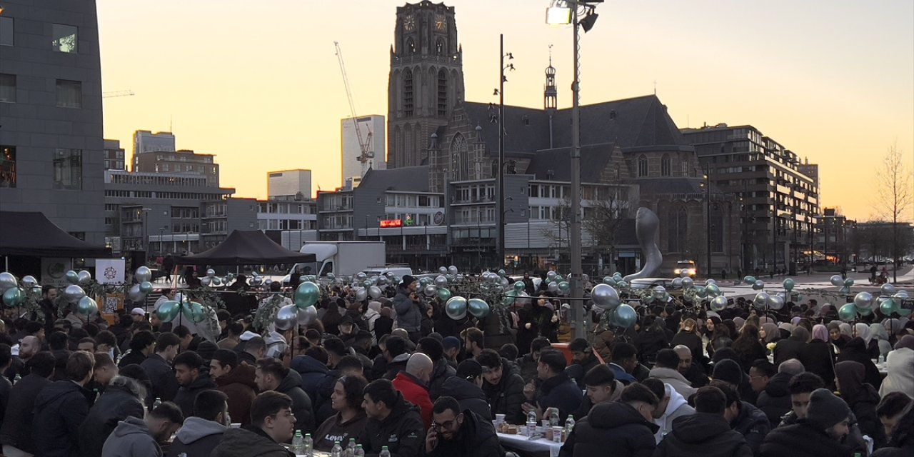 Hollanda'da 800 üniversiteli genç, sokak iftarında buluştu