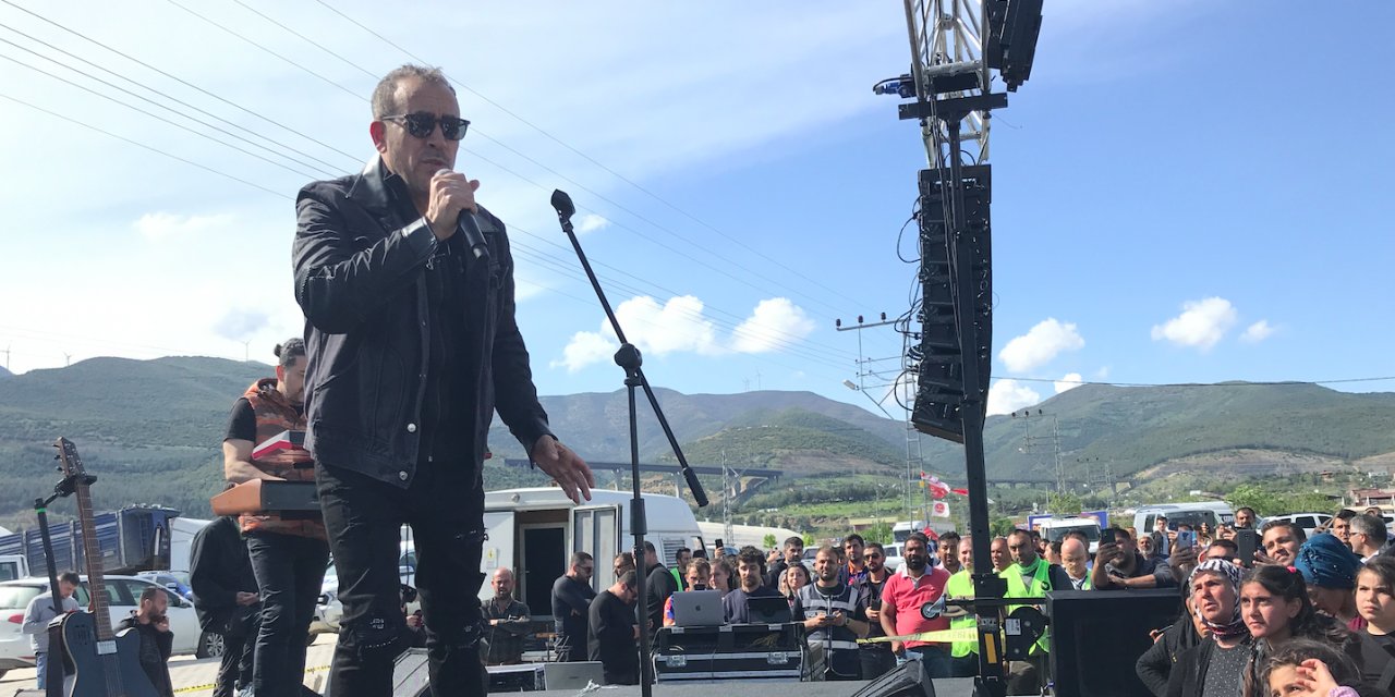 Haluk Levent, Nurdağı'nda depremzedelere konser verdi