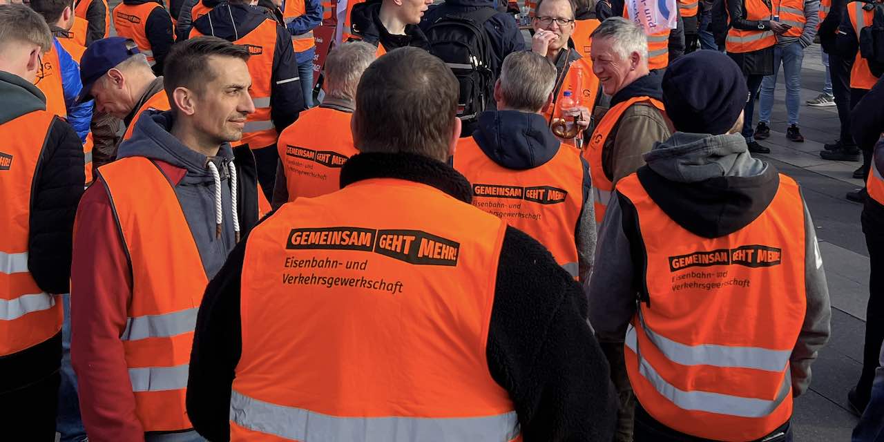 Almanya'da  grev dalgasının yayılması dikkati çekiyor....