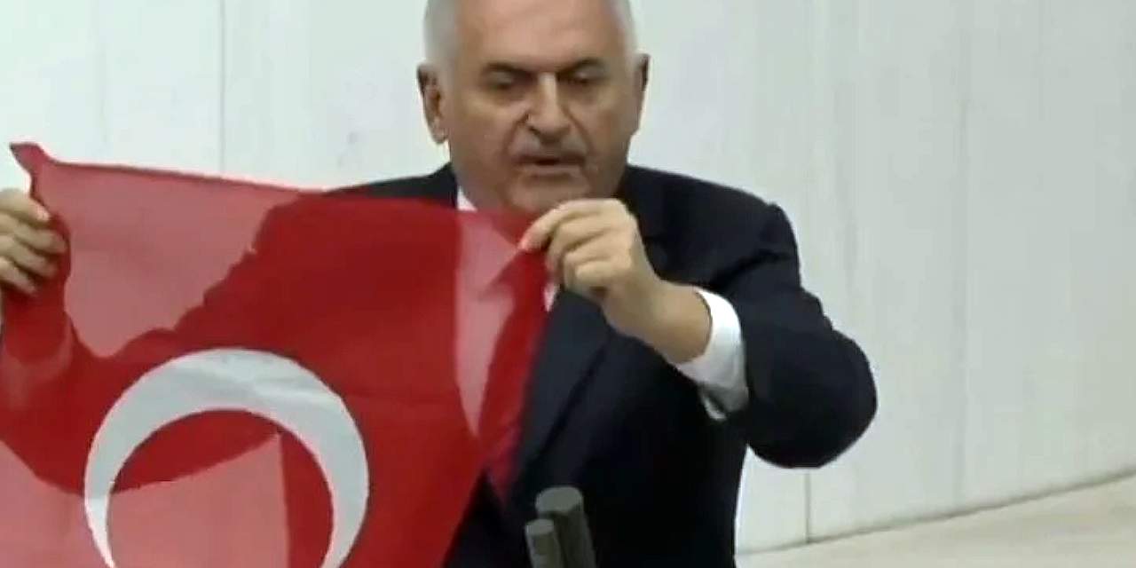 Binali Yıldırım İstiklal Marşı'nı kağıda bakarak yanlış okudu