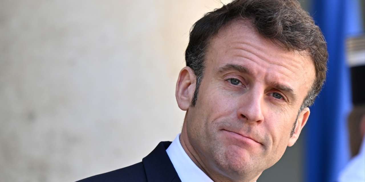 Fransa'da göstericiler Macron'un maketini yaktı