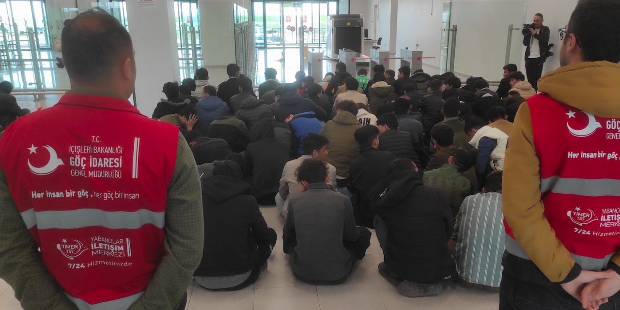 Afganistan uyruklu 138 düzensiz göçmen sınır dışı edildi