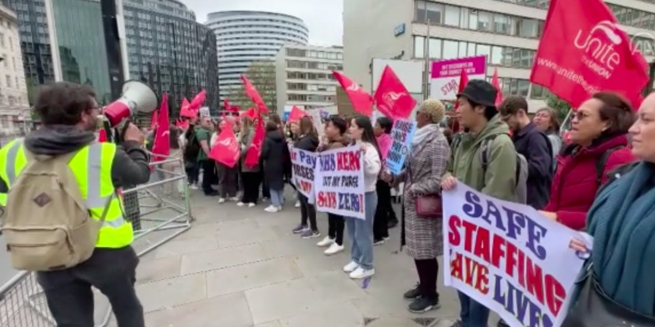 Londra'da binlerce öğretmen maaş artışı talebiyle sokağa döküldü