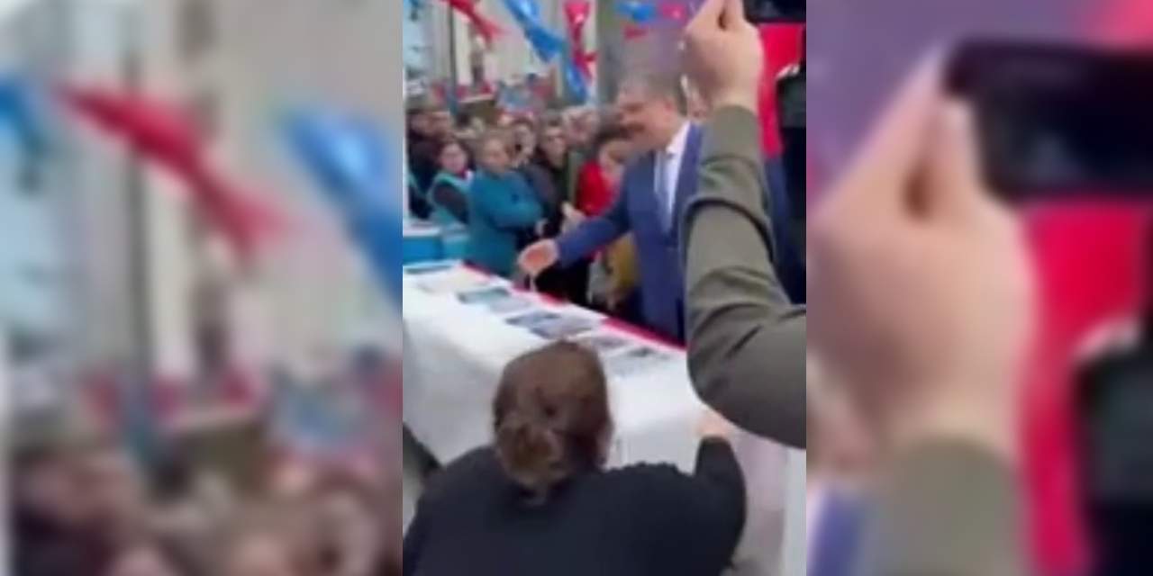 CHP seçim standını ziyaret eden Fahrettin Koca'nın eli havada kaldı